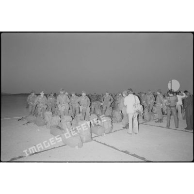 Des parachutistes du 3e régiment parachutiste d'infanterie de marine (3e RPIMa) sur le tarmac de l'aéroport après leur débarquement.