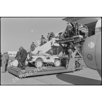 Débarquement des jeeps du 3e régiment parachutiste d'infanterie de marine (3e RPIMa) du Douglas DC-8 COTAM à l'aide d'une plateforme de chargement du fret.