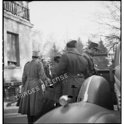 A l'issue d'une visite au 2e corps d'armée (2e CA) sur le front des Vosges, le général de Gaulle repart du village de Le Bonhomme (Haut-Rhin).