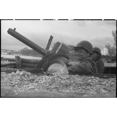 Servants d'une mitrailleuse lourde antiaérienne navale de calibre 50 d'une unité des forces terrestres antiaériennes en protection sur le Rhin.