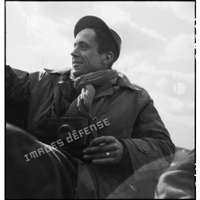 Portrait du photographe Claude Fromenti du service cinématographique de l'Armée (SCA).