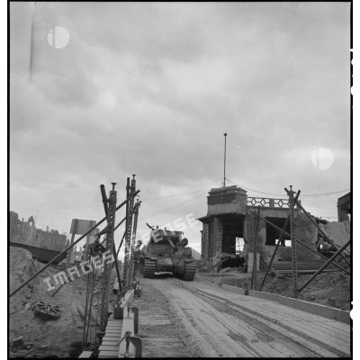 Colonne de chars Sherman M4 de la 1re armée française s'apprêtant à traverser le Rhin sur le pont flottant de Mannheim.