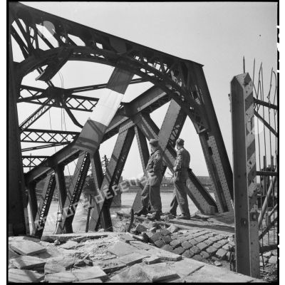 Le pont ferroviaire de Kehl détruit.