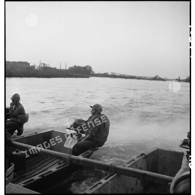 Des propulsistes du génie manoeuvrent des bateaux d'assaut M2 sur le Rhin à Kehl. Les embarcations arrimées entre elles forment une portière pour le transport de véhicules.