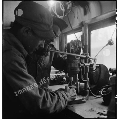 Utilisation d'une chignole électrique dans un camion atelier du 3e escadron du 11e groupe d'escadrons de réparation divisionnaire (11e GERD).