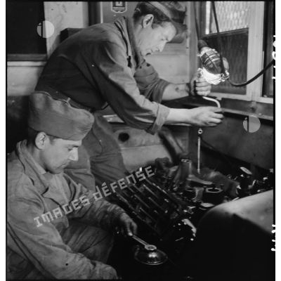 Maintenance sur un moteur dans un atelier du 3e escadron du 11e groupe d'escadrons de réparation divisionnaire (11e GERD).
