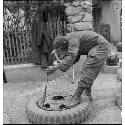 Démontage d'un pneu pour changement de la chambre à air au 3e escadron du 11e groupe d'escadrons de réparation divisionnaire (11e GERD).