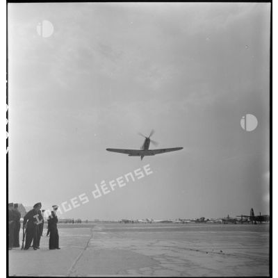 Présentation de l'avion de chasse américain Bell P-63 "Kingcobra" sur l'aéroport du Bourget.