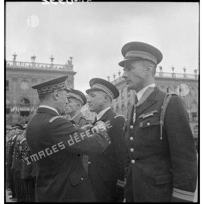 Le général de corps aérien Valin décore des officiers supérieurs.