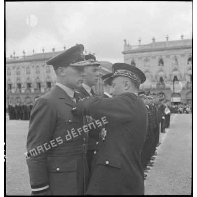 Le général de corps aérien Valin décore un officier britannique.