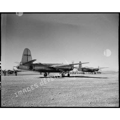 Les bombardiers B-26 Marauder se positionnent avant de décoller.