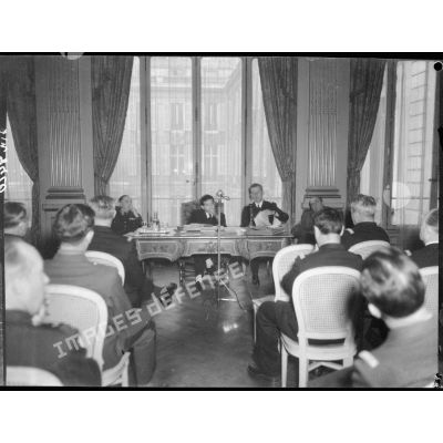 Discours du général Leschère à la maison des alliés à Paris lors d'une réunion d'officiers généraux.