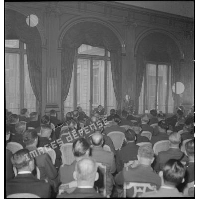 Discours du général de Lattre de Tassigny à la maison des alliés à Paris lors d'une réunion d'officiers généraux.