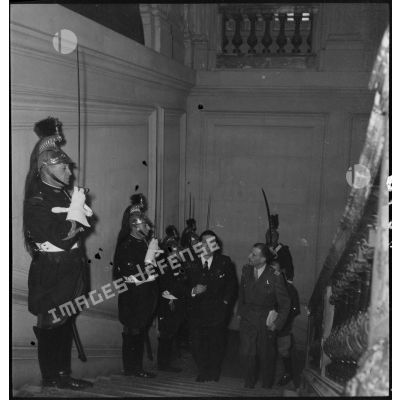 Arrivée de M. Michelet dans le hall d'entrée de la maison des alliés à Paris à l'occasion d'une réunion des officiers généraux.