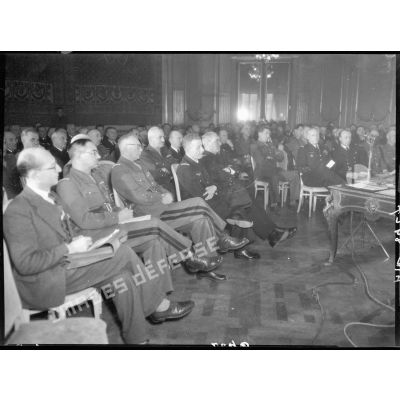 Vue d'ensemble sur les officiers généraux écoutant le discours de M. Michelet à la maison des alliés à Paris.