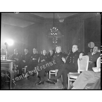 Vue d'ensemble sur les officiers généraux écoutant le discours du général Juin à la maison des alliés à Paris.