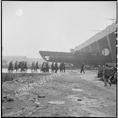 Inspection de Tillon, ministre de l'armement, à la base sous-marine de Keroman à Lorient.