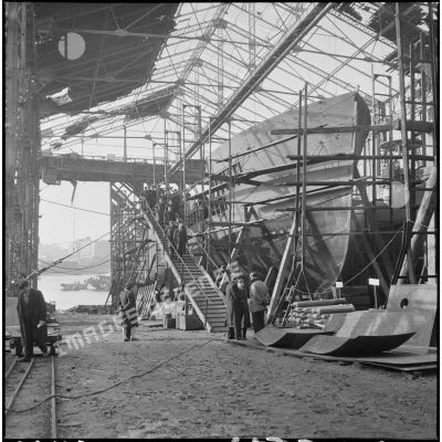 Tillon, venant de visiter un cargo en construction à la base sous-marine de Keroman à Lorient.
