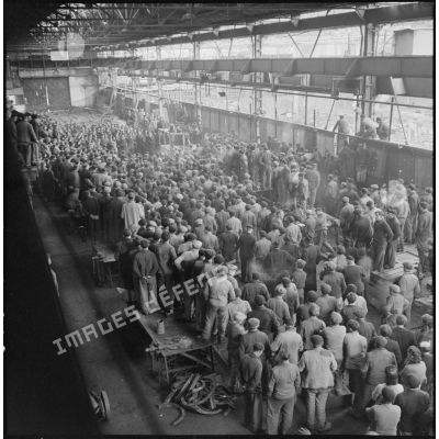 Allocution de Tillon aux ouvriers de l'arsenal à la base sous-marine de Keroman à Lorient.