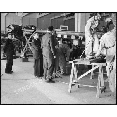 Visite du commissaire de l'air Fernand Grenier dans les ateliers à la chaîne de montage des P-39 à l'Atelier Industriel de l'Air de Maison Blanche.