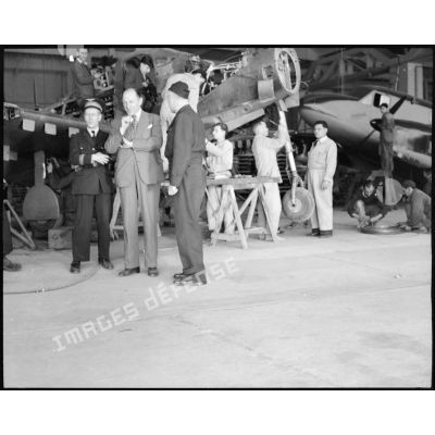 M.Grenier et le général Bouscat devant la chaîne de montage des P-39 à l'Atelier Industriel de l'Air de Maison Blanche.
