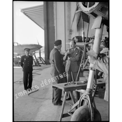 M.Grenier et le général Bouscat devant la chaîne de montage des P-39 à l'Atelier Industriel de l'Air de Maison Blanche.