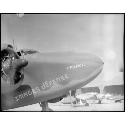Vue de l'avant de l'avion de transport du général de Gaulle, "France" sur le tarmac de Maison Blanche.