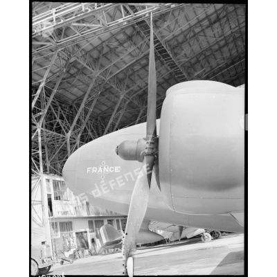 Moteur et hélice d'un avion de transport "France" du général de Gaulle dans le hangar à Maiosn Blanche.