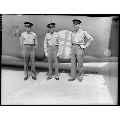 Les membres de l'équipage du général de Gaulle devant leur avion de transport à Maison Blanche.