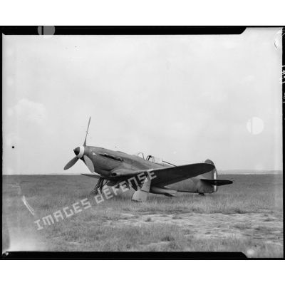 Présentation d'un avion de chasse Yak-3 du régiment  Normandie-Niémen, sur l'aérodrome de Toussus-le-Noble.