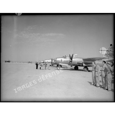 Le commissaire de l'air passe les différents équipages de B-26 Marauder en revue sur la base aérienne de Casablanca.
