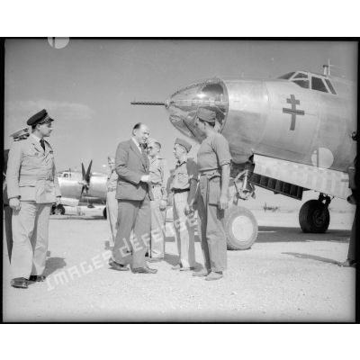 Le commissaire de l'air passe les différents équipages de B-26 Marauder en revue sur la base aérienne de Casablanca.