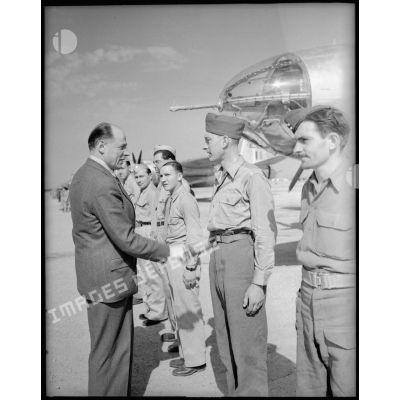 Le commissaire de l'air s'entretient avec un équipage devant leur bombardier sur la base aérienne de Casablanca.