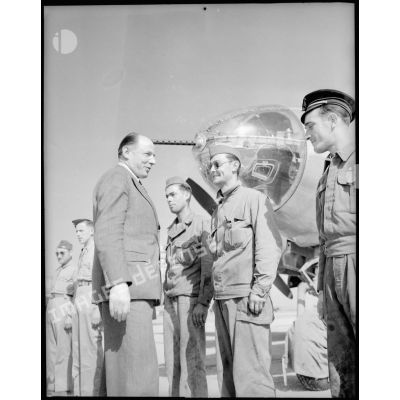Le commissaire de l'air passe en revue un équipage devant leur bombardier B-26 Marauder sur la base aérienne de Casablanca.