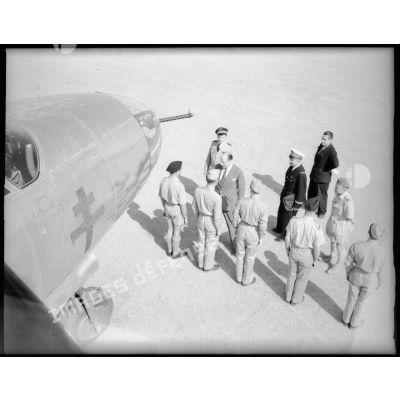 Le commissaire de l'air passe en revue un équipage devant leur bombardier B-26 Marauder sur la base aérienne de Casablanca.