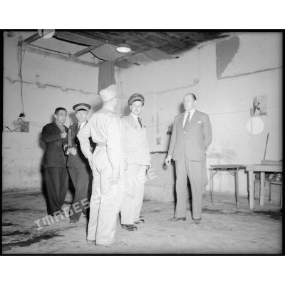 Visite du commissaire de l'air dans le foyer du soldat de la base aérienne de Casablanca.