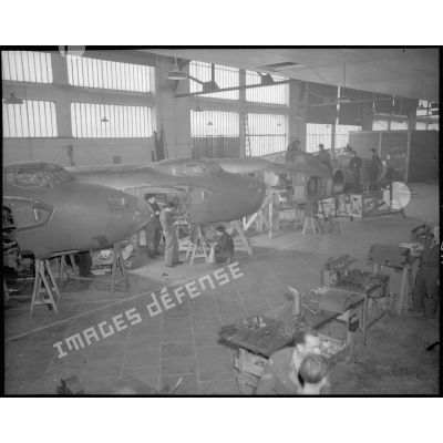 Châine de montage de bombardiers légers DH.98 "Mosquito".
