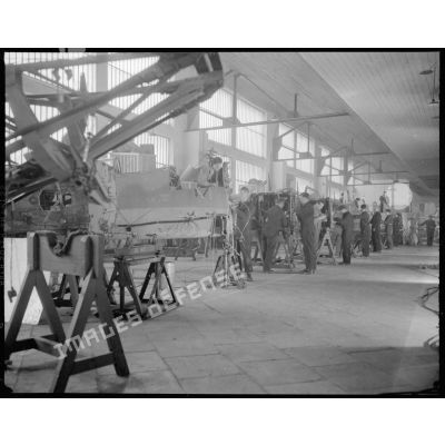 Chaîne de réparation des "Spitfires" à l'usine Caudron en Algérie.