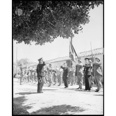 Le général Terrasson salue le drapeau de l'école d'artillerie.