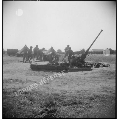 Pièce d'artillerie anti-aérienne 40mm Bofors avec tous ses servants en alerte près du lac de Bizerte.
