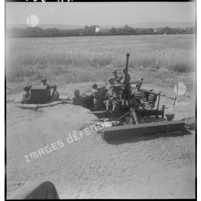 Vue plongeante d'une pièce d'artillerie anti-aérienne 40 mm Bofors et de ses appareils de pointage près de Bizerte.