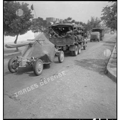 Convoi de batteries anti-aérienne et de servants sur une route de Tunisie.