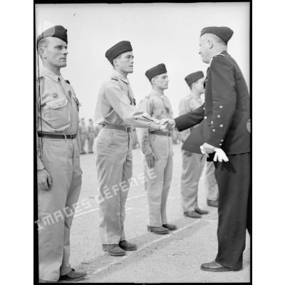 Le général d'armée aérienne Bouscat congratule le lieutenant Auber qu'il vient de décorer.