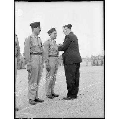 Le général d'armée aérienne Bouscat remet la croix de guerre au sergent Secten.