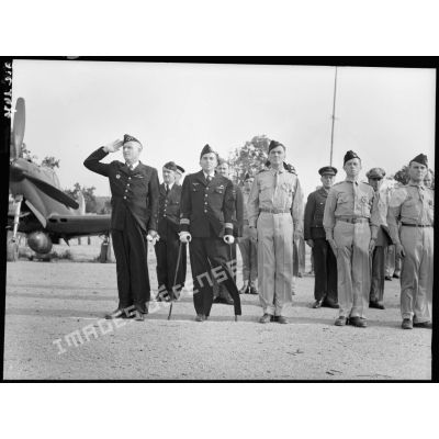 Les autorités militaires assistent au défilé de la 3e escadre de chasse : de gauche à droite, le général d'armée aérienne Bouscat, le lieutenant-colonel Murtin, les commandants Monraisse et de la Martinière.