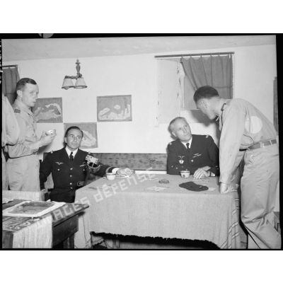 Le général d'armée aérienne René Bouscat s'entretient avec le commandant Hubert Monraisse, commandant la 3e escadre de chasse au poste de commandement de l'unité.