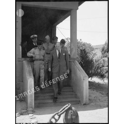 Accompagné du colonel Gérardot, Fernand Grenier, commissaire à l'Air, visite les installations du terrain d'Ajaccio.