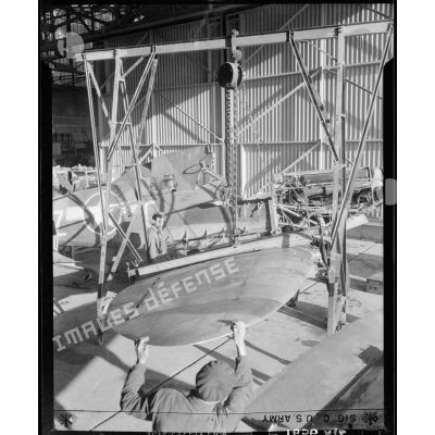 Remontage des plans d'un Spitfire à l'atelier de Blida.