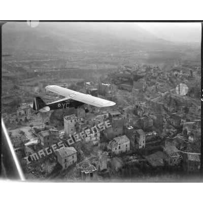 Vue aérienne de Miguano en Italie survolé par un "Piper-Cub".