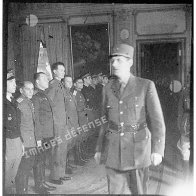 Lors d'une cérémonie à l'ambassade de France à Moscou, le général de Gaulle, président du Gouvernement provisoire de la République française (GPRF) passe en revue des membres français et soviétiques du régiment de chasse Normandie-Niémen.